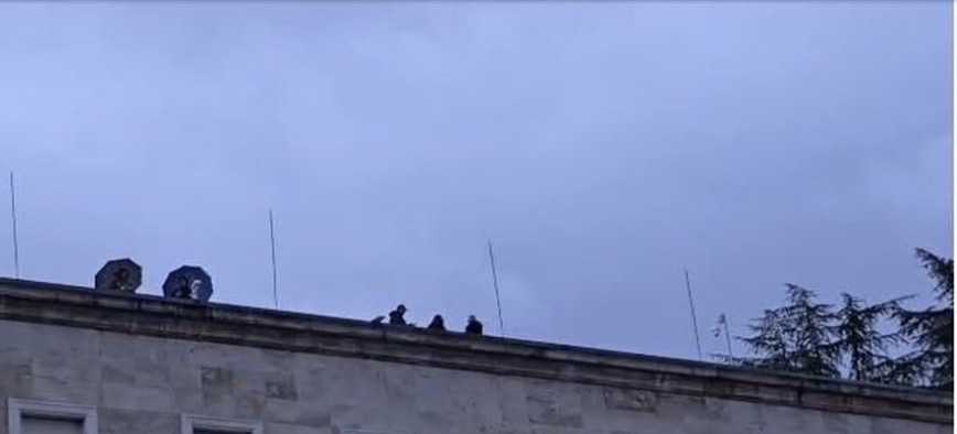 Gati për çdo skenar, snajperët vendosen mbi tarracën e Kryeministrisë 