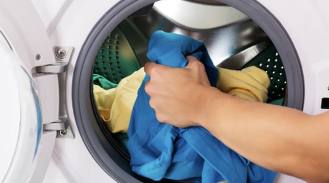 Kujdes! Këto 9 gjëra nuk duhet t’i fusni kurrë në lavatriçe 