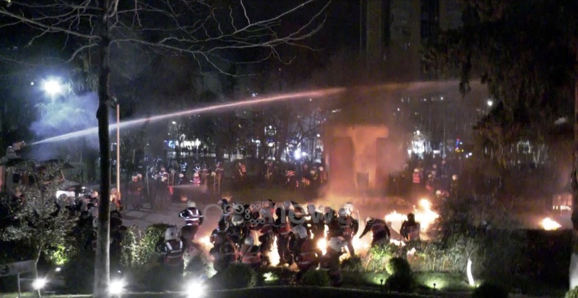 Protestuesit hedhin molotovë mes turmës së policisë 