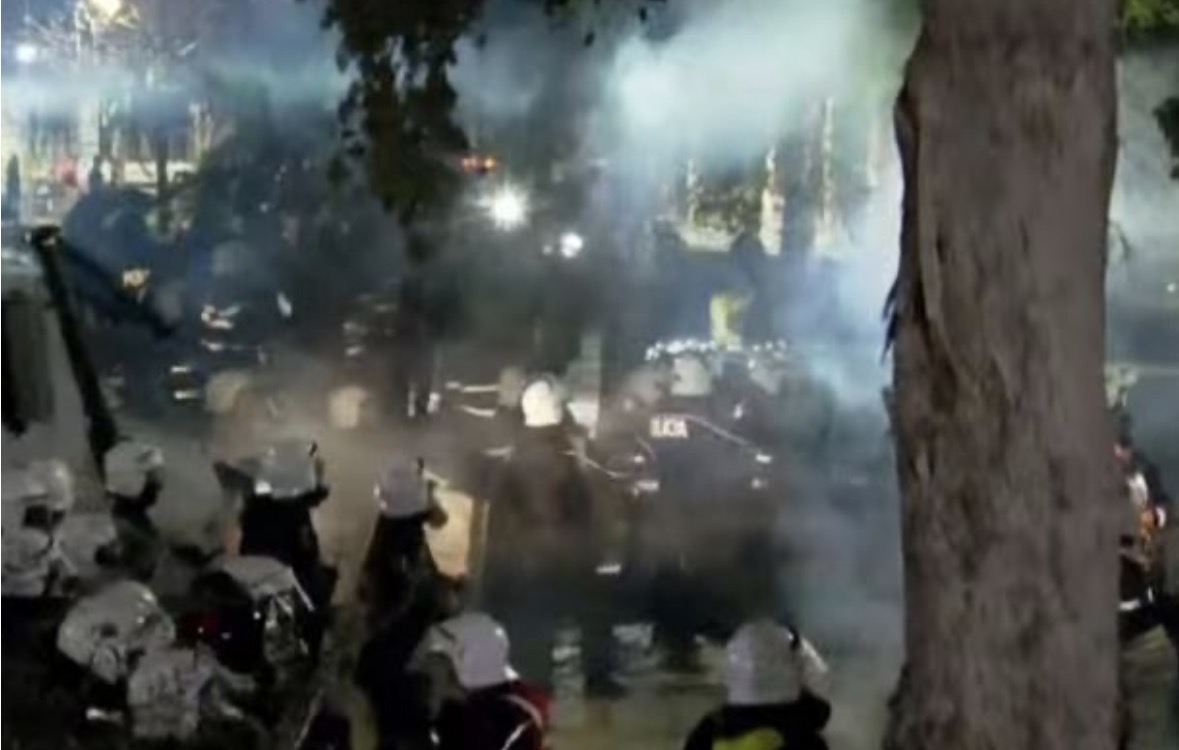 Tensionet gjatë protestës, 13 persona të shoqëruar nga policia