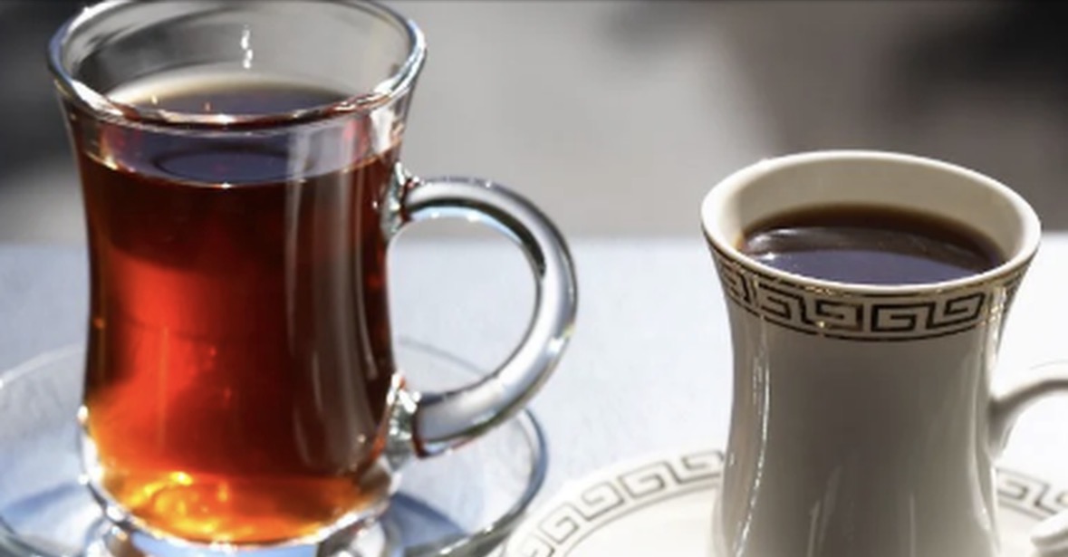 Doni të luftoni demencën? Dy ose tre filxhanë kafeje ose çaji ulin rrezikun… 