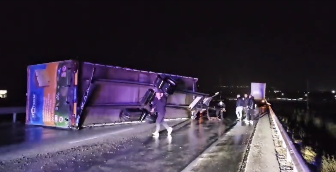 Aksident në aksin Korçë-Kapshticë, përmbyset kamioni për shkak të erës së fortë 