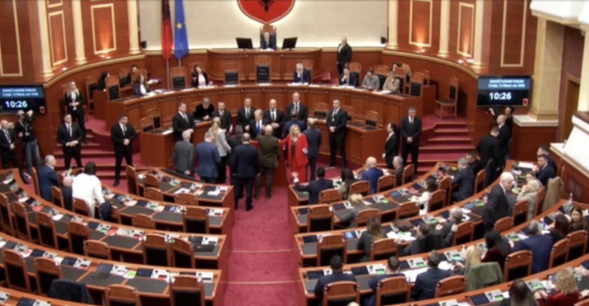 Tensione në seancën plenare, Berishës i ndërpritet fjala, deputetët e PD-së bllokojnë foltoren