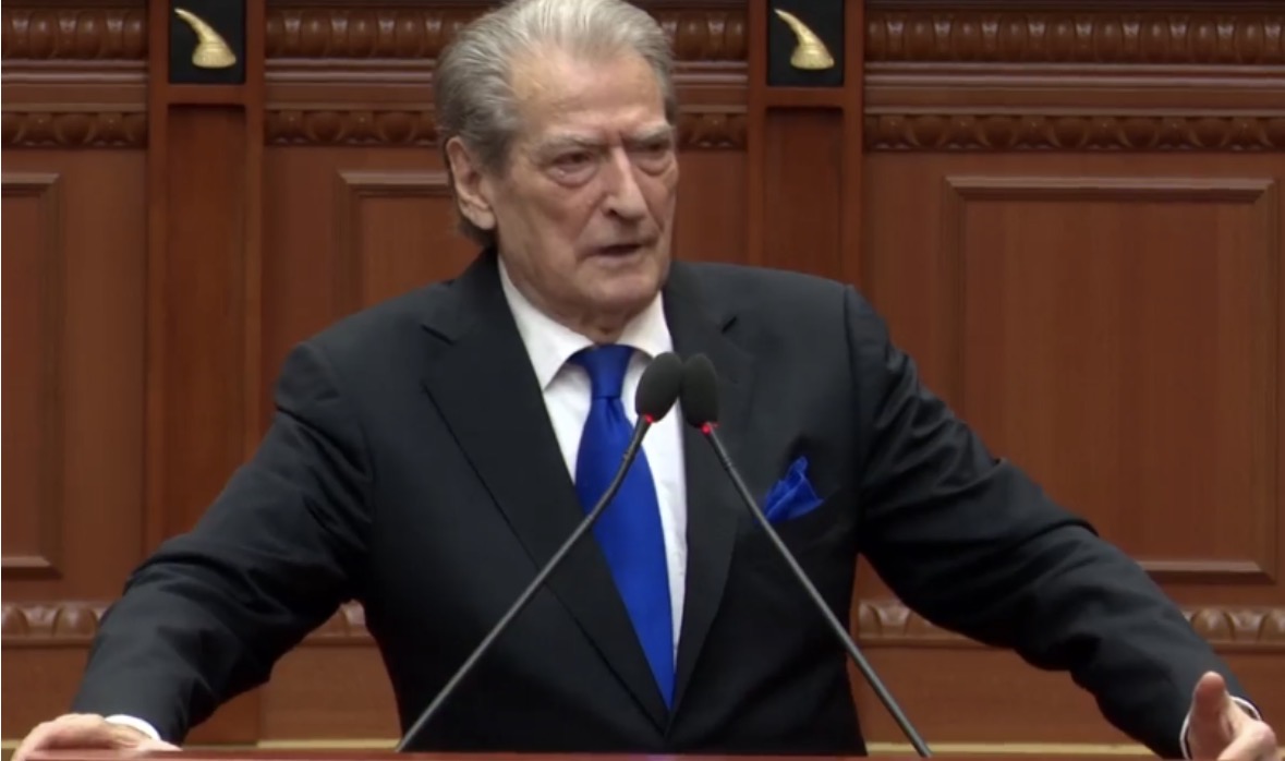 Berisha akuzon mazhorancën për korrupsion, fton qytetarët në protestën e 20 shkurtit