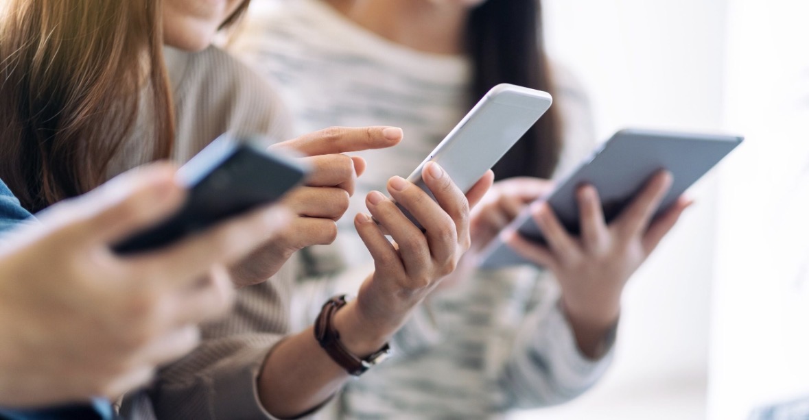 Një revolucion i qetë: Pse të rinjtë po largohen nga rrjetet sociale!