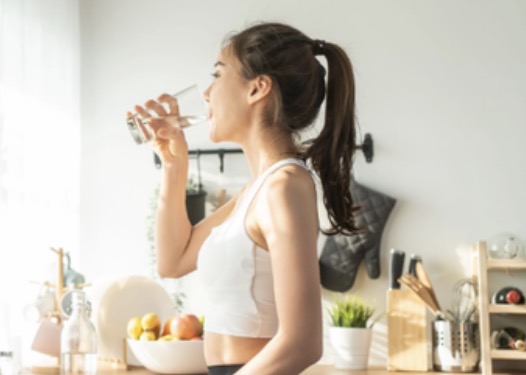 Si mund t’ju ndihmojë pirja e ujit para çdo vakti në humbjen e peshës? 