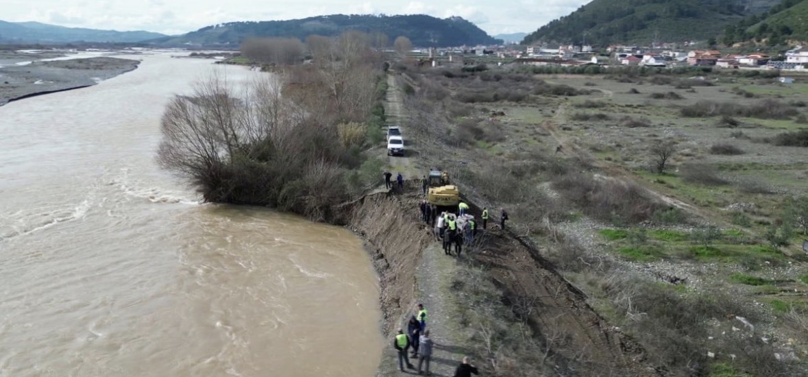 Çahet argjinatura e lumit Shkumbin nga rrëshqitjet në Elbasan, rrezikohet uji i pijshëm dhe 200 shtëpi 