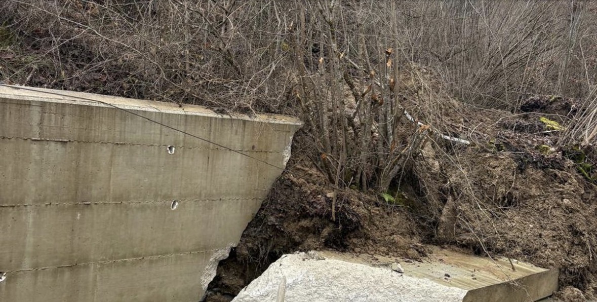 Shembet muri pritës në aksin Maliq–Lozhan, qarkullimi me një korsi pranë Urës së Qënckës 