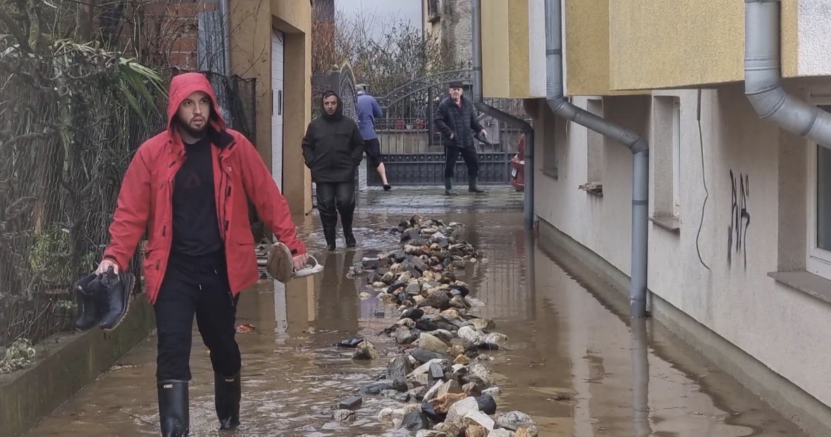 Përmbytje masive në RMV, evakuuohen qindra banorë, rrezik nga rritja e lumenjve