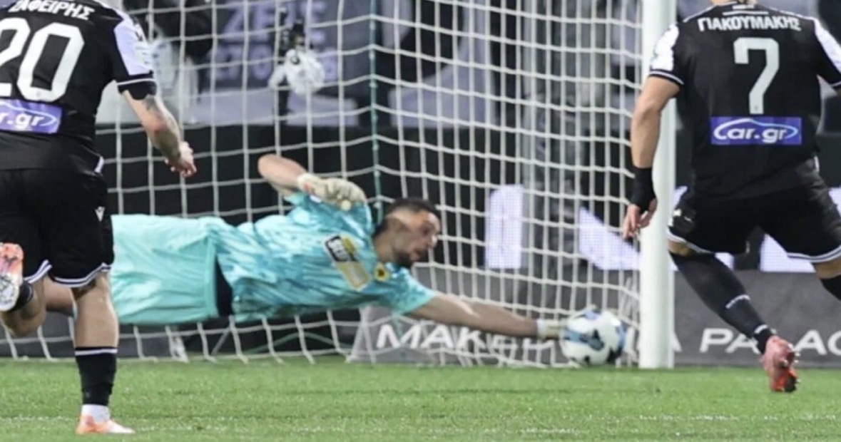 Mrekullia e Strakoshës, shpëton portën nga goli, pret penalltinë dhe i eviton humbjen AEK-ut