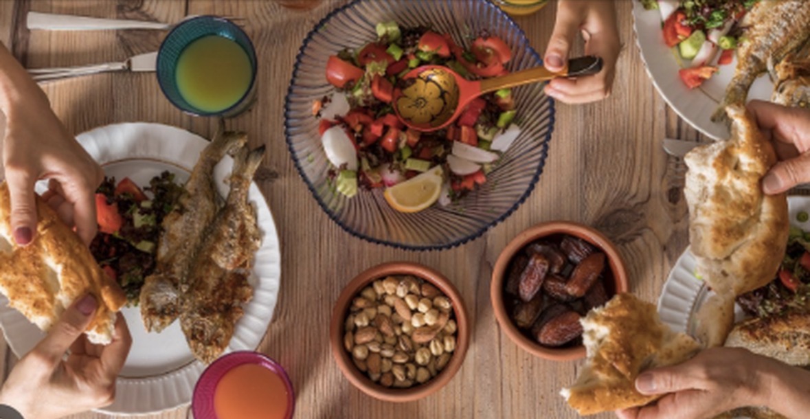 Nesër nis Ramazani/ Ushqimet që rekomandohen të konsumohen dhe me të cilat duhet të tregoni kujdes 