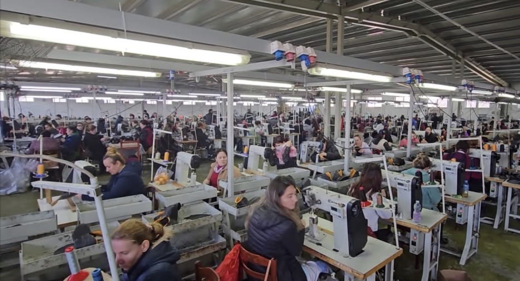 Rënia e euros godet fasonët/ Vështirësi edhe prej rritjes së pagës minimale, humbje 5.8 më shumë se 1 vit më parë