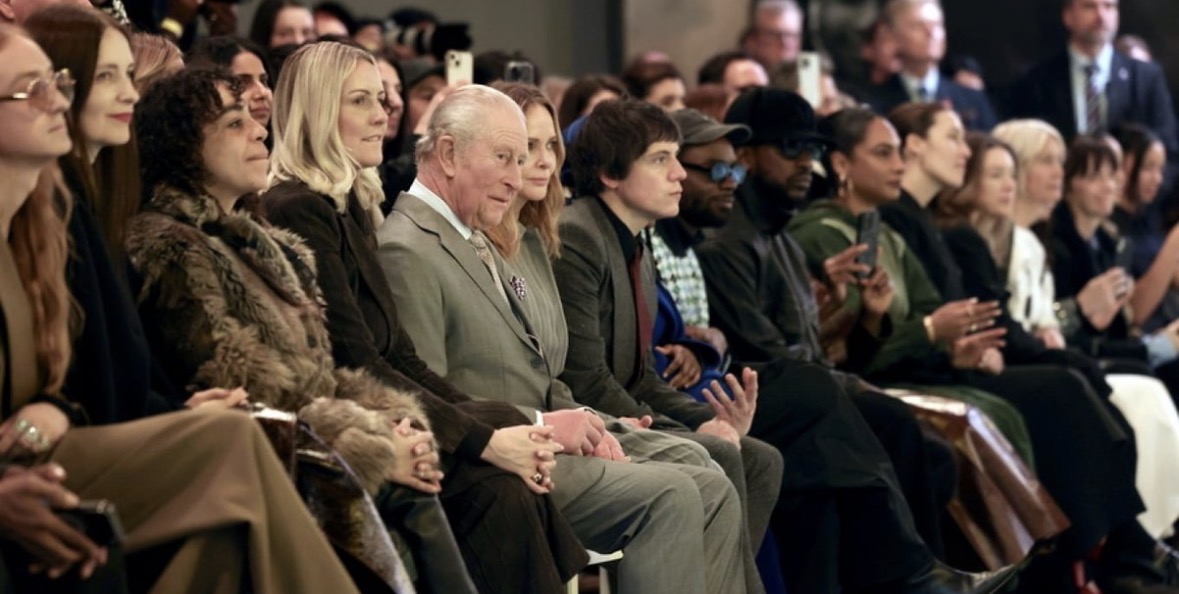 Pas arrestimit të vëllait, mbreti i Charles III fotografohet në një sfilatë mode në Londër 