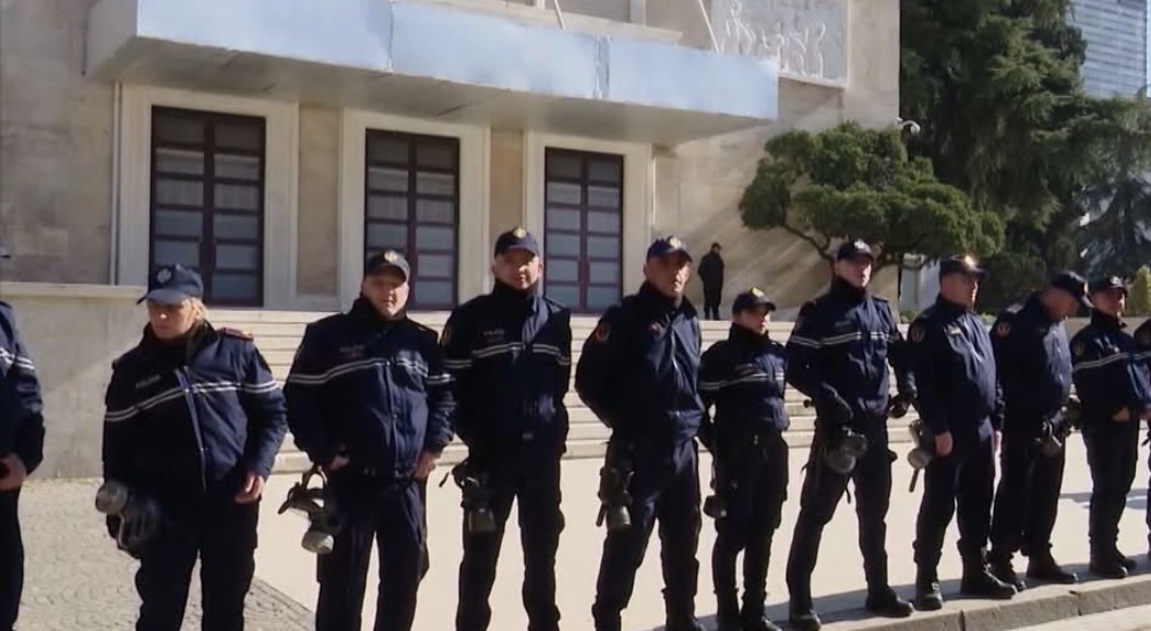 Policia publikon masat për protestën e opozitës, mbi 1000 efektivë në terren, rrugët që bllokohen