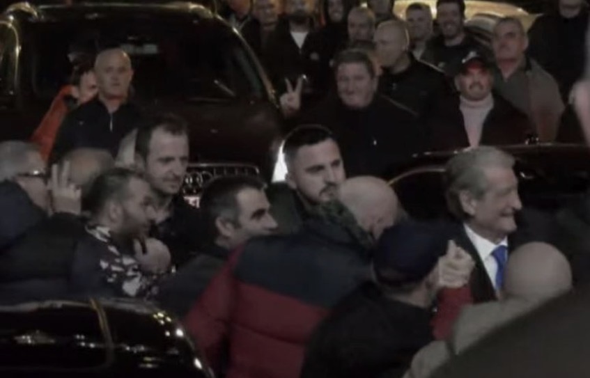 Opozita në protestë/ Sali Berisha mbërrin në selinë e PD-së 