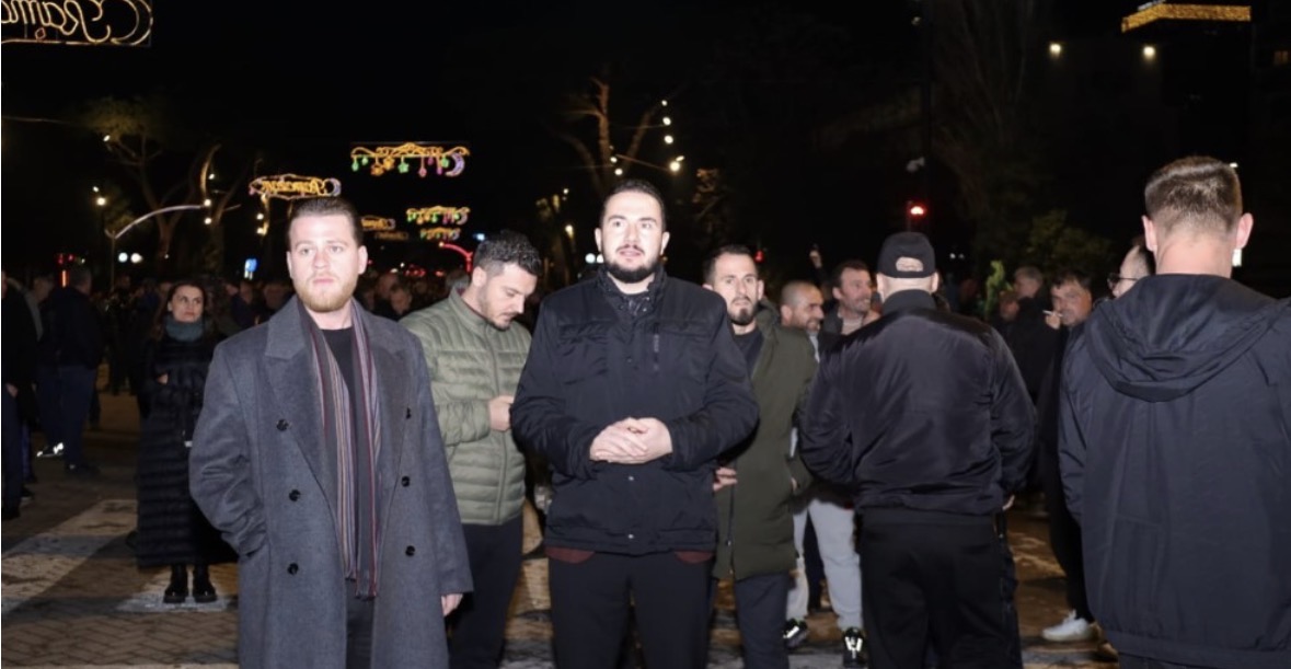 I distancuar nga Berisha, Ervin Salianji i bashkohet protestës së PD