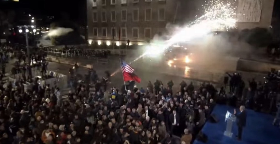 Berisha vendos kundragazin, policia hedh ujë në drejtim të tij! Kreu i PD-së i bashkohet protestuesve