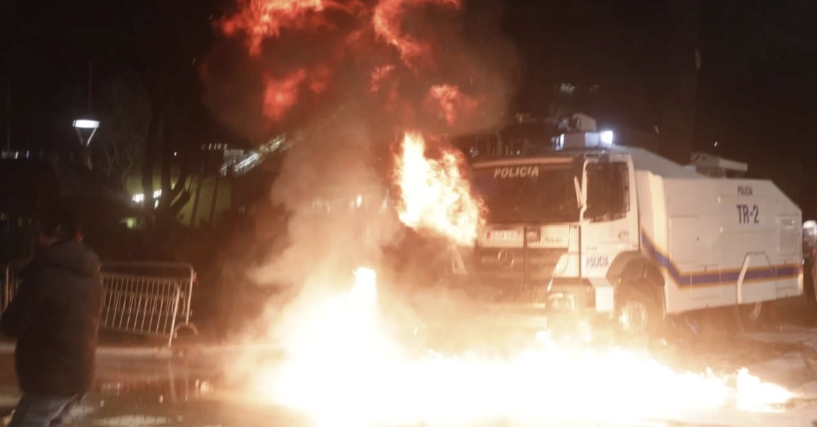 Autoboti i policisë me ujë përfshihet nga flakët, çfarë nuk u pa nga protesta e PD