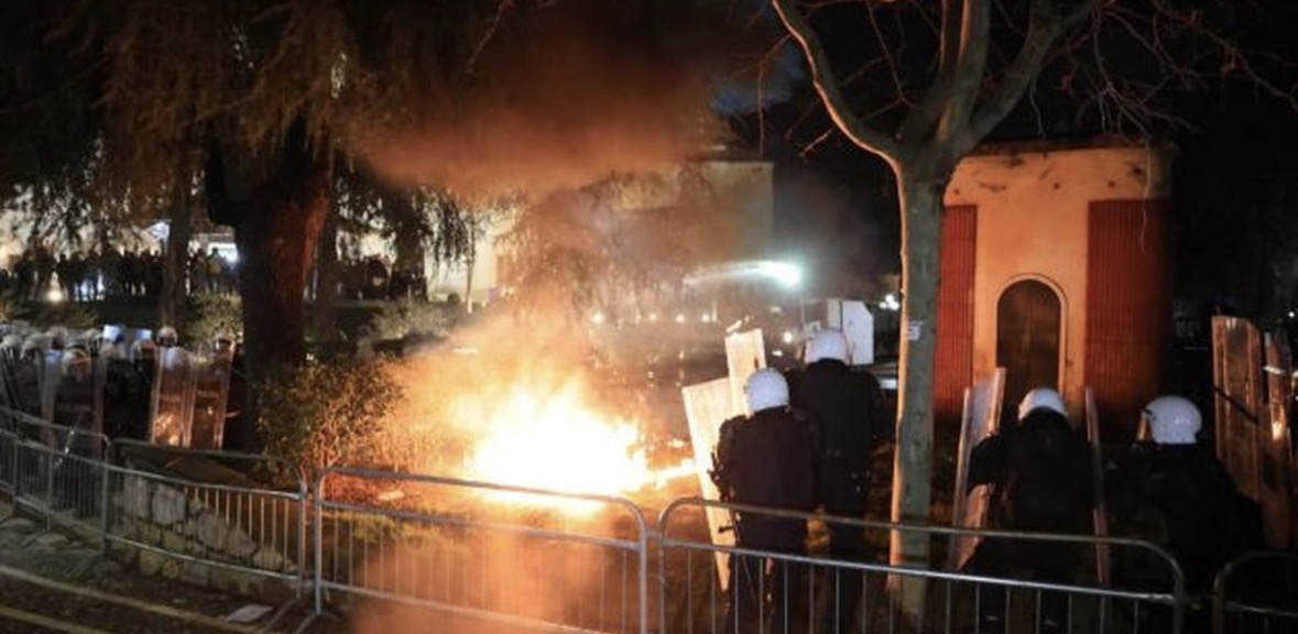 Hodhën molotovë dhe fishekzjarre në protestë, 17 të arrestuar dhe 35 nën hetim