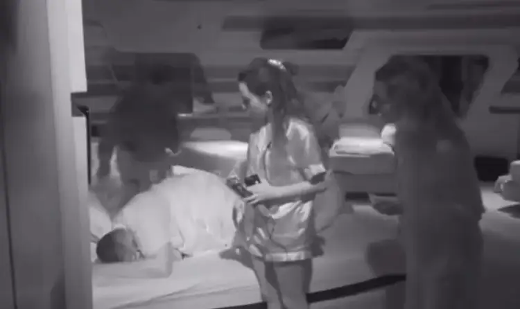 Momente tensioni në shtëpi, Selin godet Rogertin!