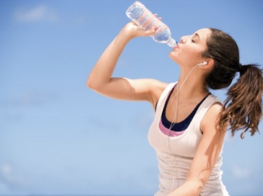 Kujdes këto veprime ju pengojnë hidratimin e trupit 