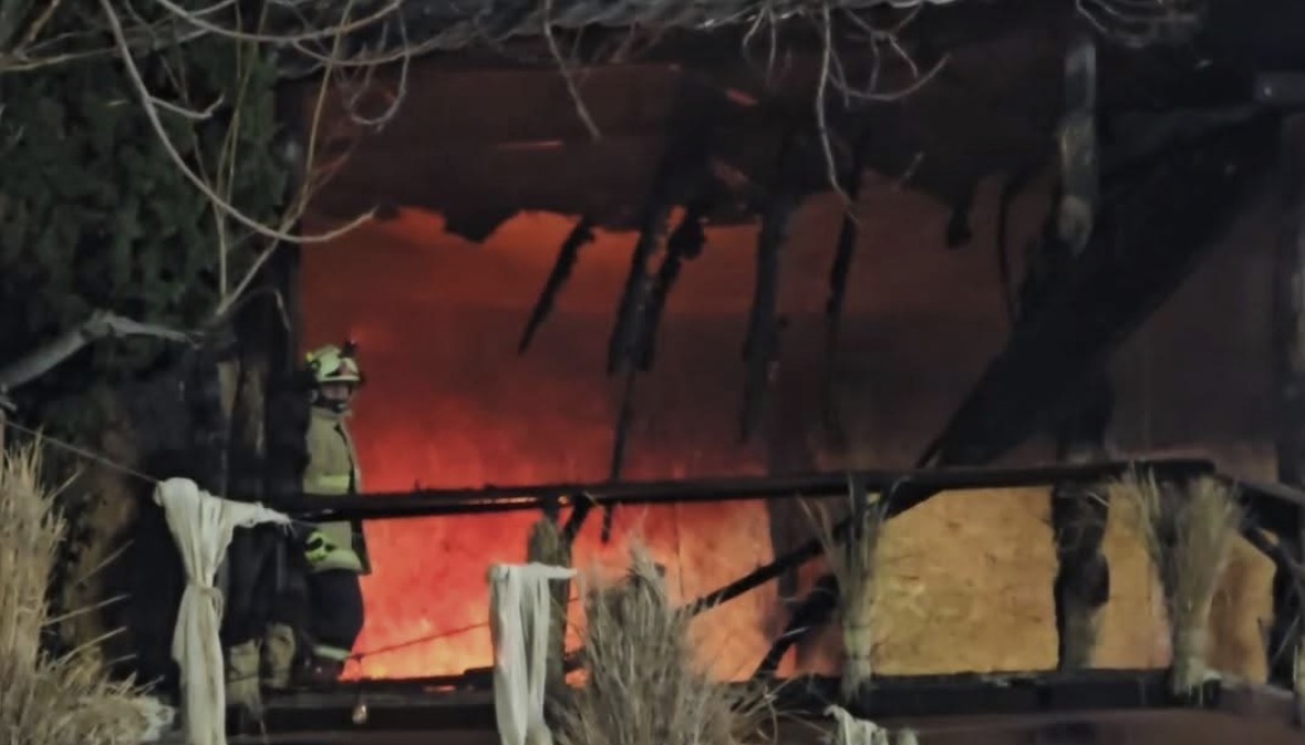 Përfshihet nga flakët një lokal në Vlorë, digjet plotësisht