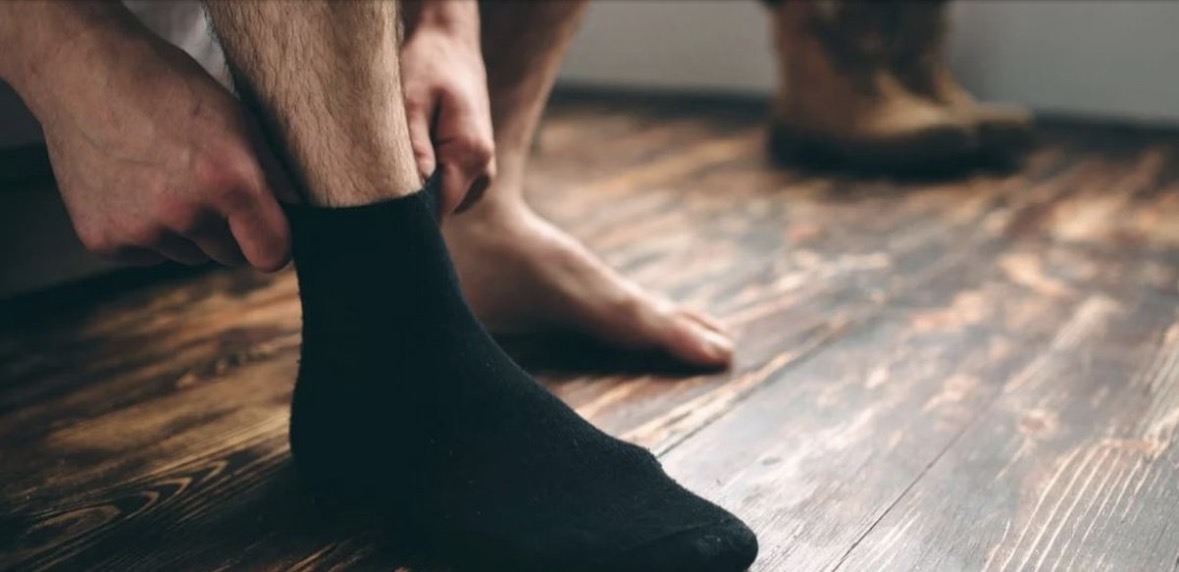 Shkenca jep alarmin: Mos i vishni të njëjtat palë çorape të nesërmen. Arsyeja është “e frikshme”