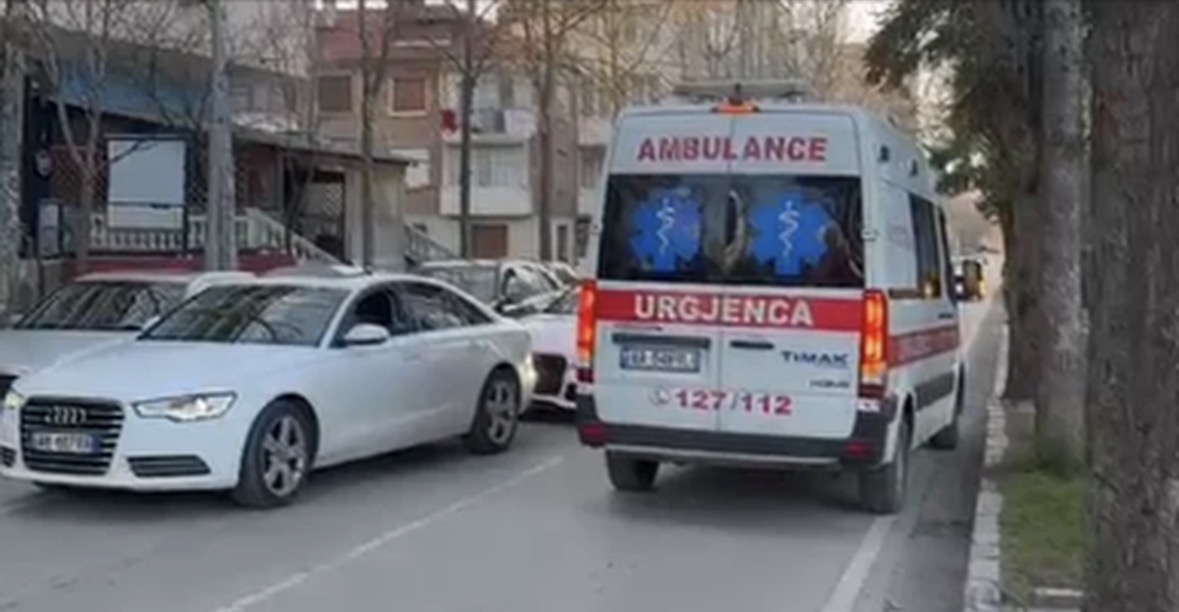 Aksident në Korçë/ Benzi përplasi këmbësoren, transportohet drejt spitalit e moshuara 