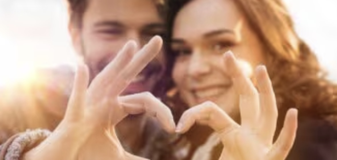 Doni të dini si e shpreh dashurinë partneri juaj? Zbuloni gjuhën e afeksionit që ka secila shenjë e zodiakut 