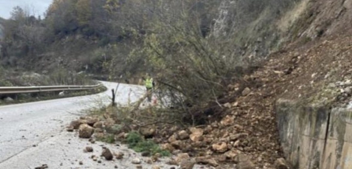 Çahet rruga Skrapar-Përmet, bllokohet prej 3 orësh hyrja për në qytet 