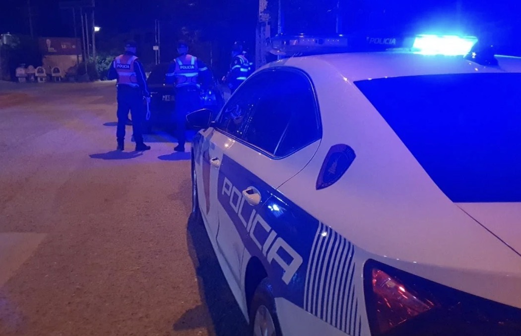 Policia ndalon 38-vjeçarin në Kavajë, pas mosbindjes, qëllon me armë zjarri në ajër