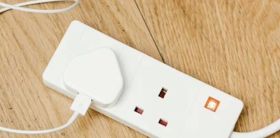 Mos i lidhni kurrë këto pajisje të përditshme në zgjatues elektrikë, për të shmangur rrezikun e zjarrit 