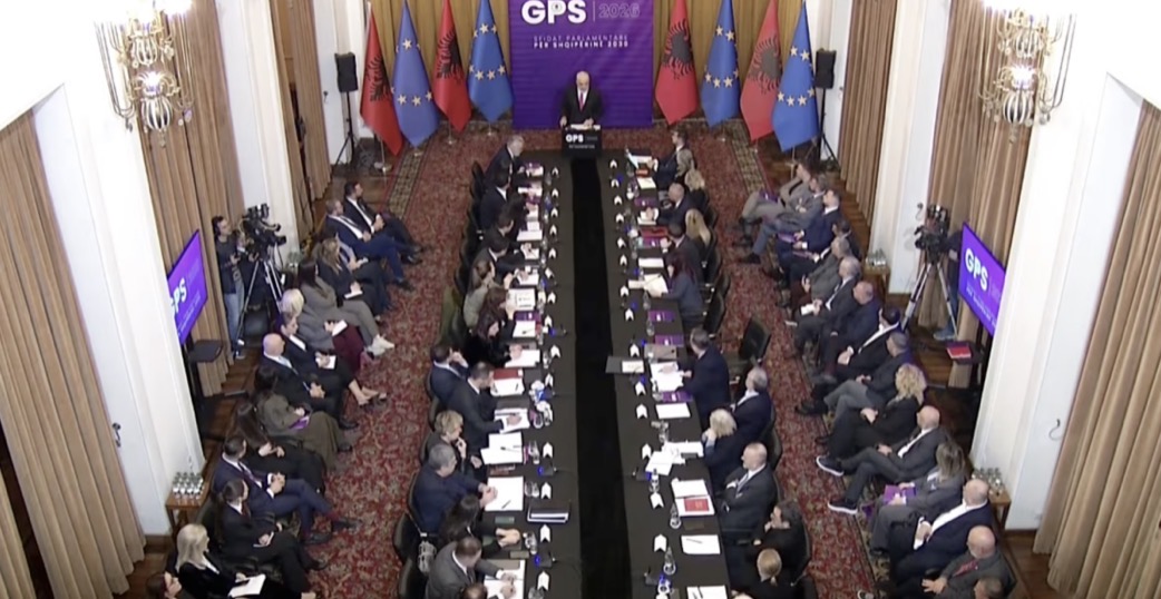 “Gjermania po na pengon”/ Çfarë u tha Rama deputetëve pas dyerve të mbyllura