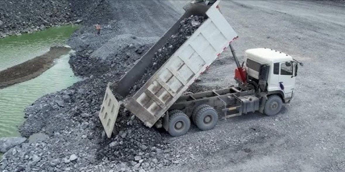 Transportonin me kamionë inerte në kundërshtim me ligjin, ndalohen 3 persona në Fushë Milot 