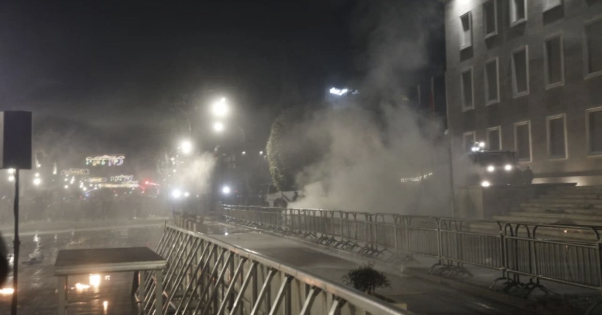 Nesër protesta e opozitës, Ambasada Amerikane u bën thirrje qytetarëve të saj: Qëndroni vigjilentë