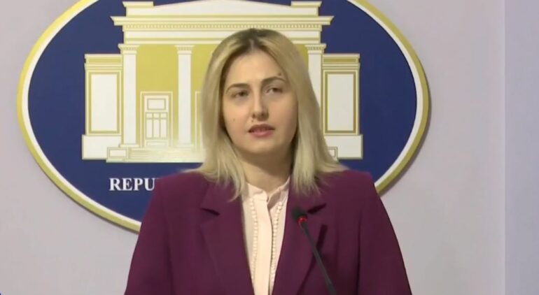 “Asnjë transparencë”/ Denoncimi i Ina Zhupës: Me projektligjin për portet krijojnë mundësi për t’ja dhuruar oligarkëve! Nesër, protestojmë kundër bandës me imunitet