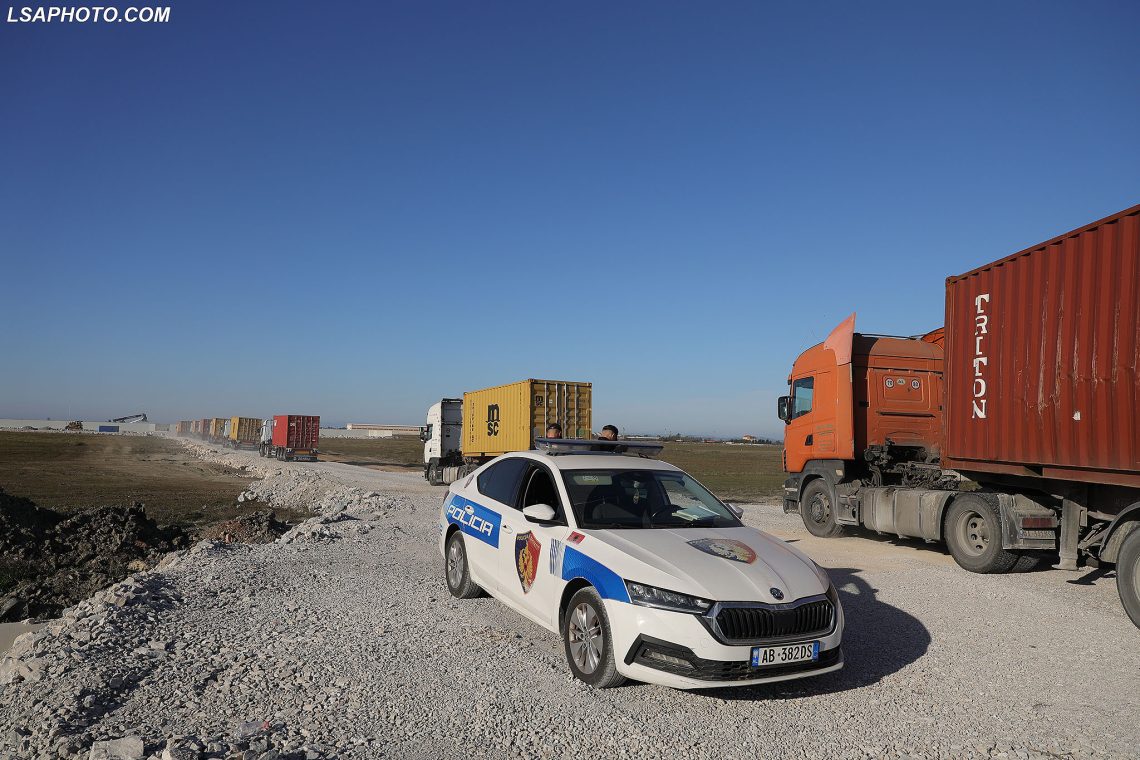 Me mbetjet e rrezikshme tek dera, banorët e Porto Romanos kërkojnë zgjidhje