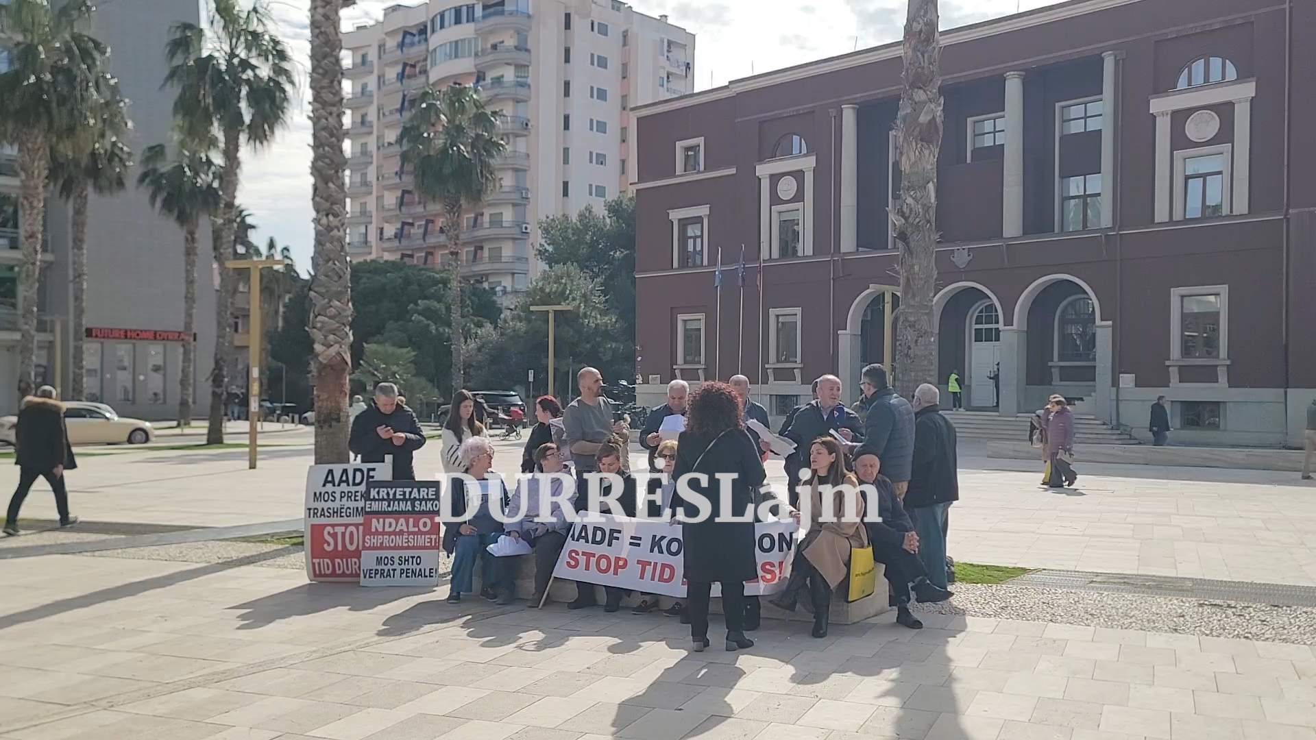 TID Durrës/ Banorët dorëzojnë peticionin në bashki, Koja: Gjithçka po bëhet në terr nga institucionet (VIDEO)
