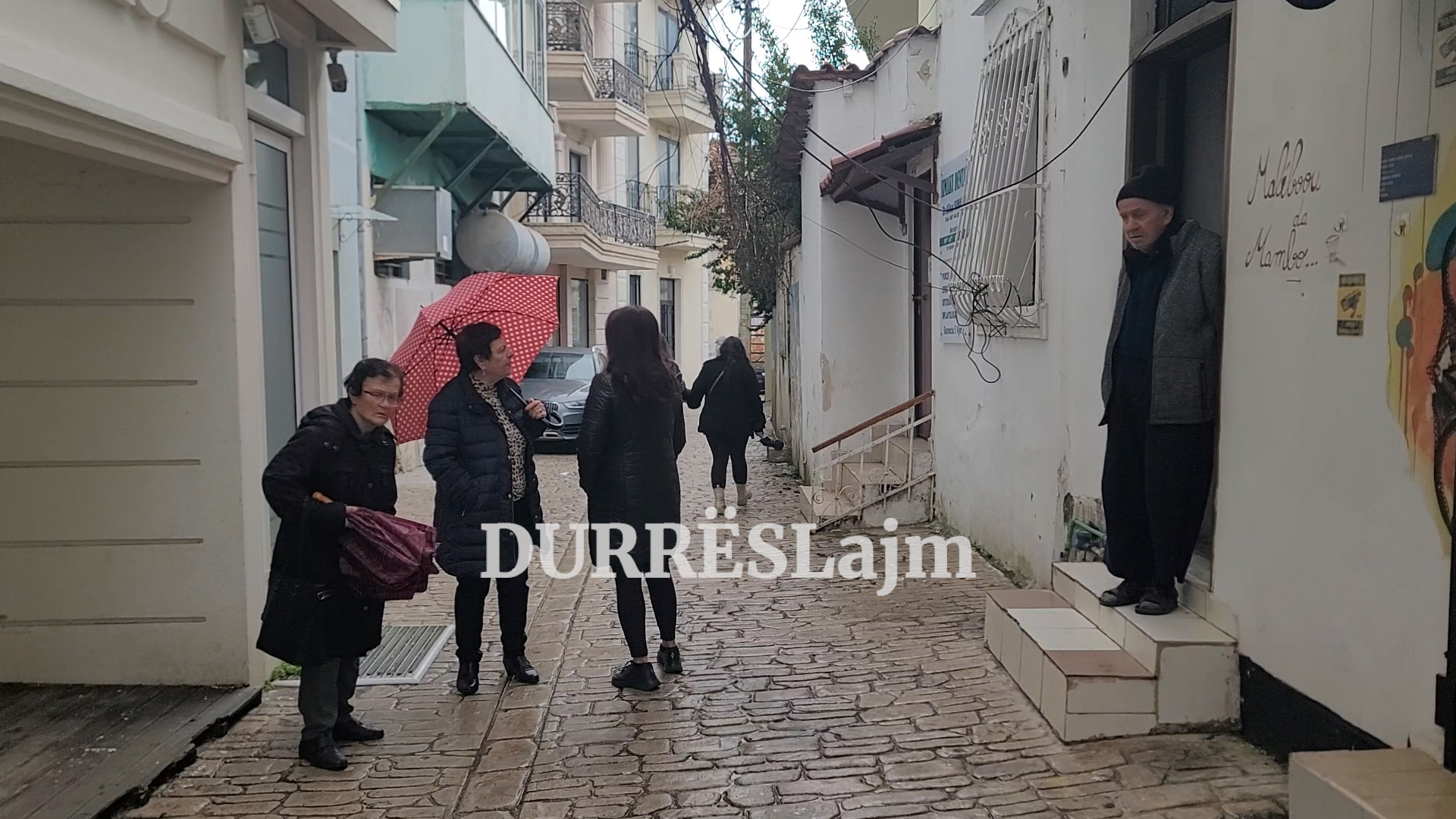 “Nuk dal nga shtëpia!” Banorët e zonës historike të Durrësit kërcënojnë me veprime ekstreme, pas njoftimit për prishjen e banesave (VIDEO)