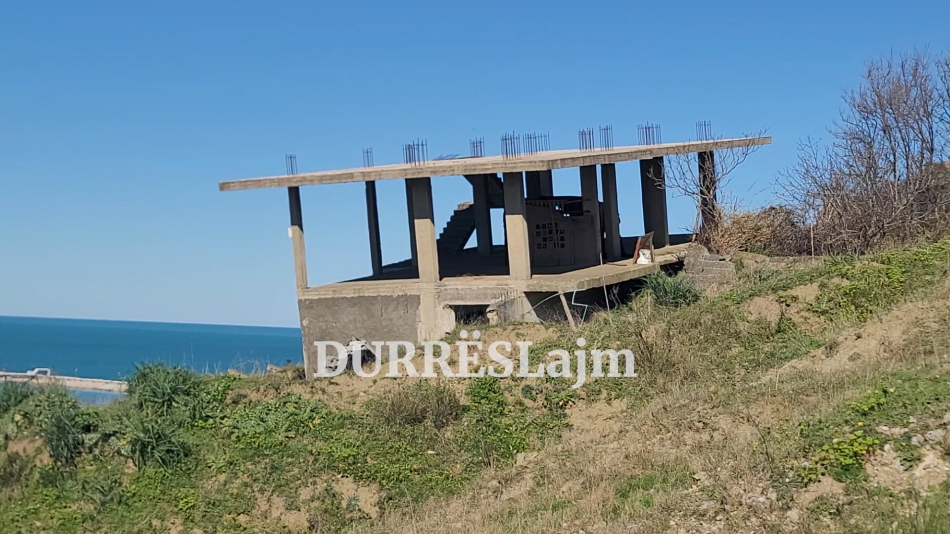 Në Porto Romano erozioni gërryen kodrën, rrezikohen dhjetëra banesa (VIDEO)