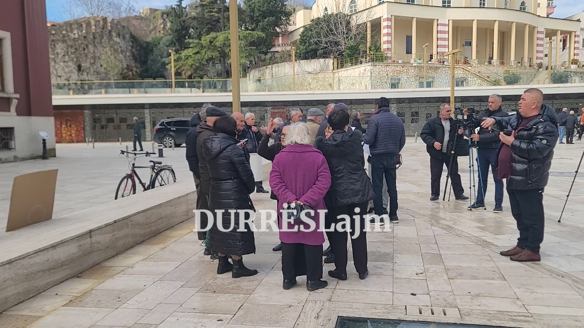 Do t’u shemben banesat prej unazës së re nga Currilat te rruga “Aleksandër Goga”, banorët e lagjes 8 protestojnë para bashkisë (VIDEO)
