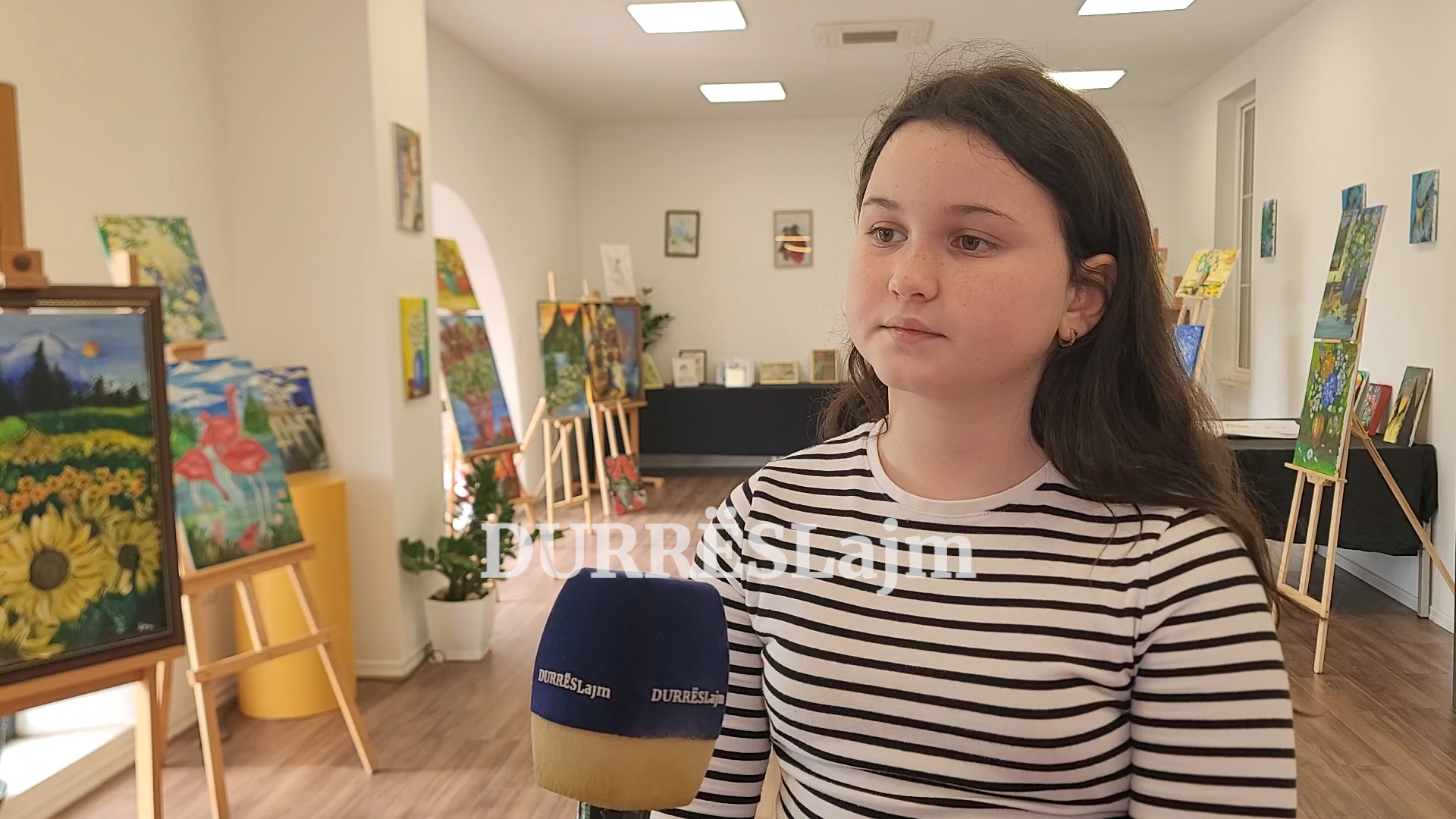 “Zëri im në ngjyra”, hapet ekspozita e piktores së vogël nga Durrësi, Anabela Gjoka (VIDEO)