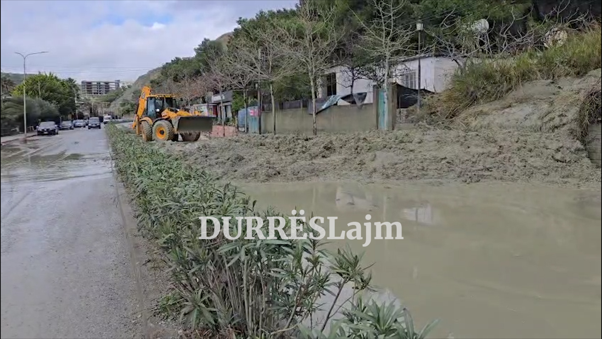 U bllokua një korsi e saj, nis puna për largimin e dherave nga rruga e Currilave (VIDEO)