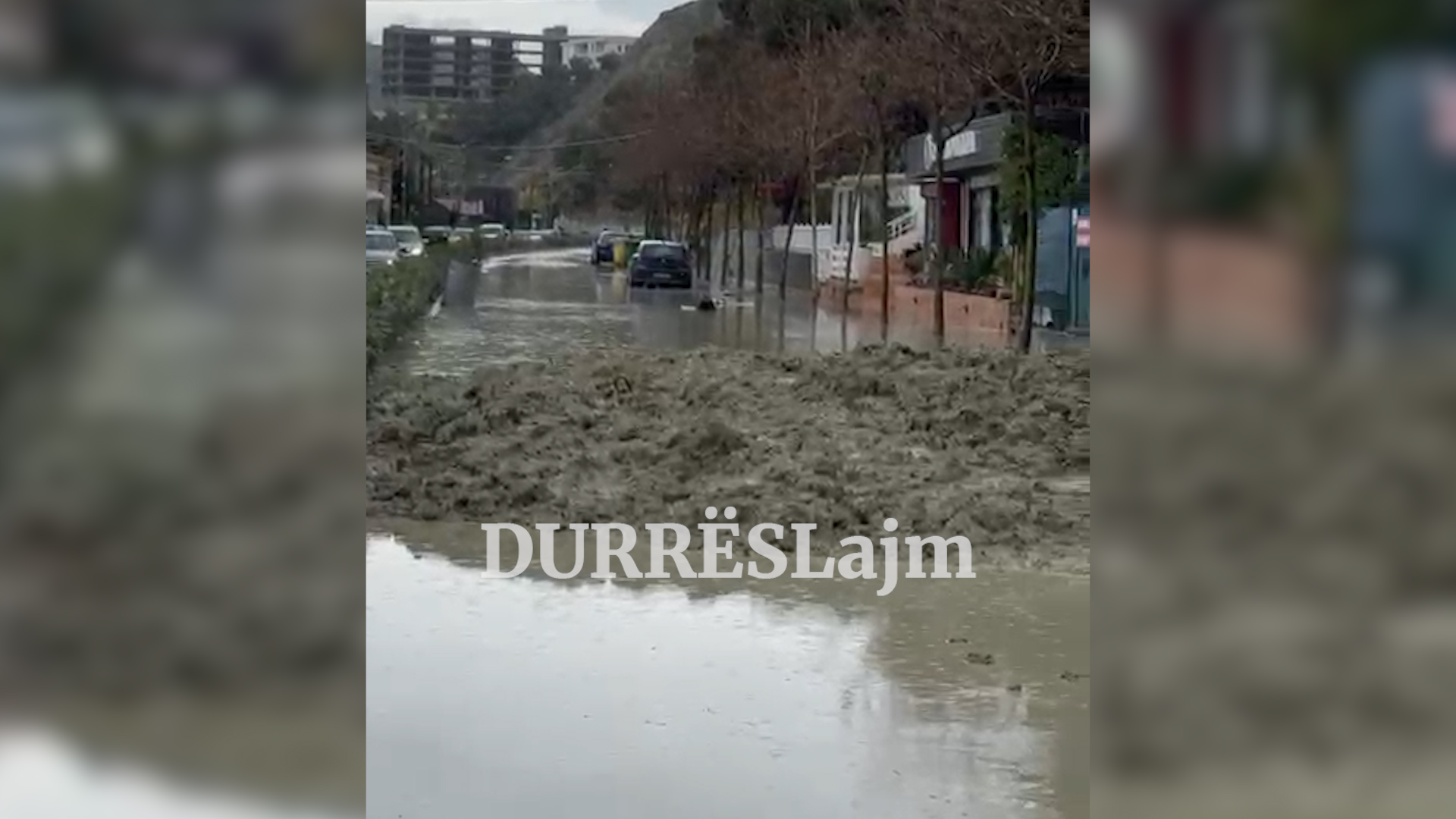 Bllokohet njëra korsi e rrugës së Currilave, regjistrohen rrëshqitje dherash (VIDEO)