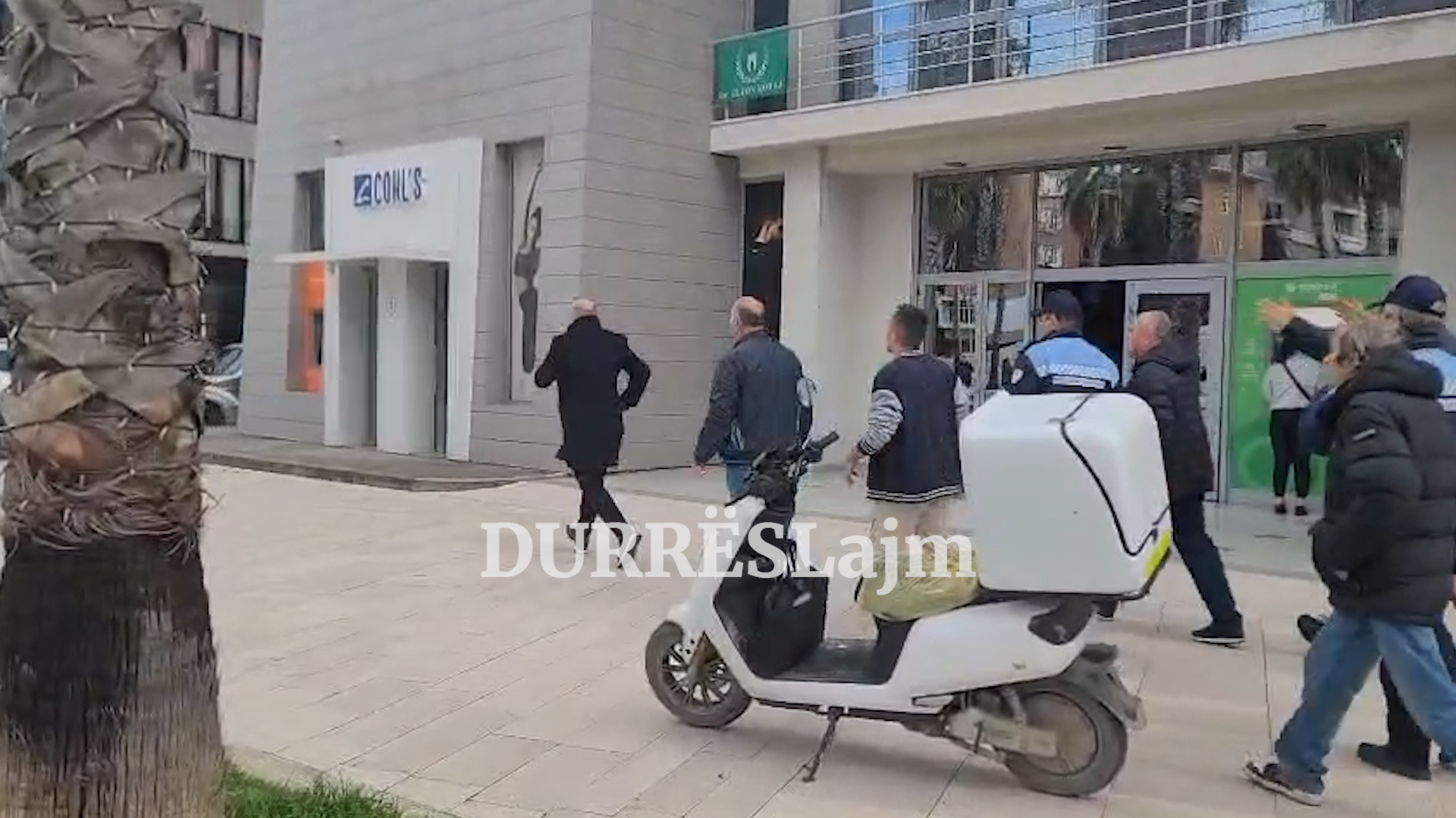 Banorët nuk lënë të futet në bashki kreun e Këshillit të Qarkut Durrës, Alfred Mullaraj (VIDEO)