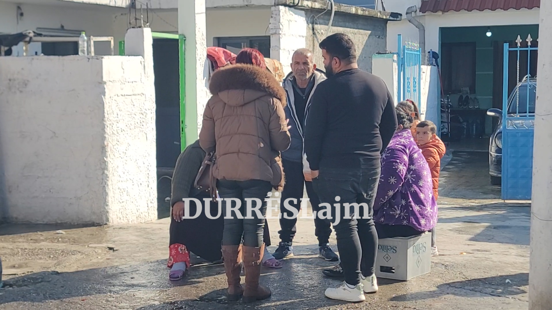 Pas dhunës dhe të shtënave me armë, 2 familje në Durrës ngujohen në shtëpi, kryefamiljari: Duam mbështetje nga shteti! (VIDEO)