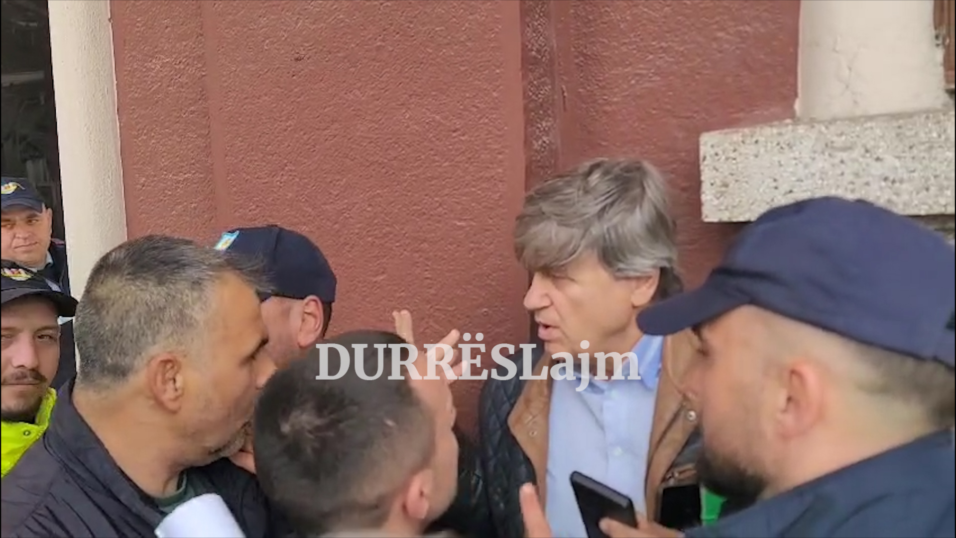 “Mos guxo!” Banorët bllokojnë kreun e IMT Durrës Ilir Ngresi të futet në bashki (VIDEO)