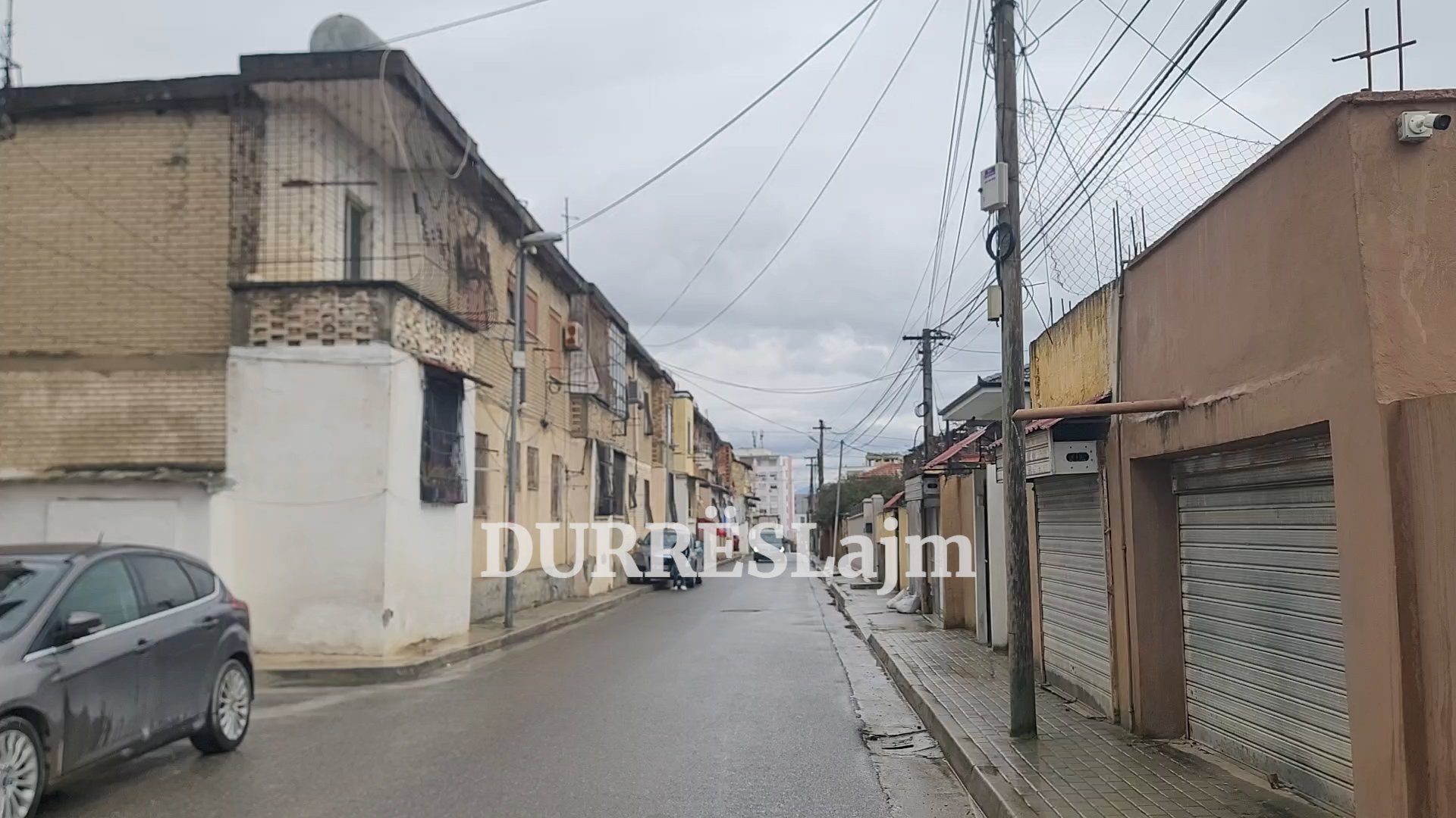 “Bashkia të na gjejë shtëpi!” Banorët e rrugës “Isuf Ferra” në Durrës kundërshtojnë vlerën e shpronësimeve (VIDEO)