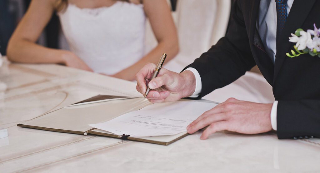 Nga ndjenja te kontrata, si po rriten marrëveshjet paramartesore te çiftet shqiptare