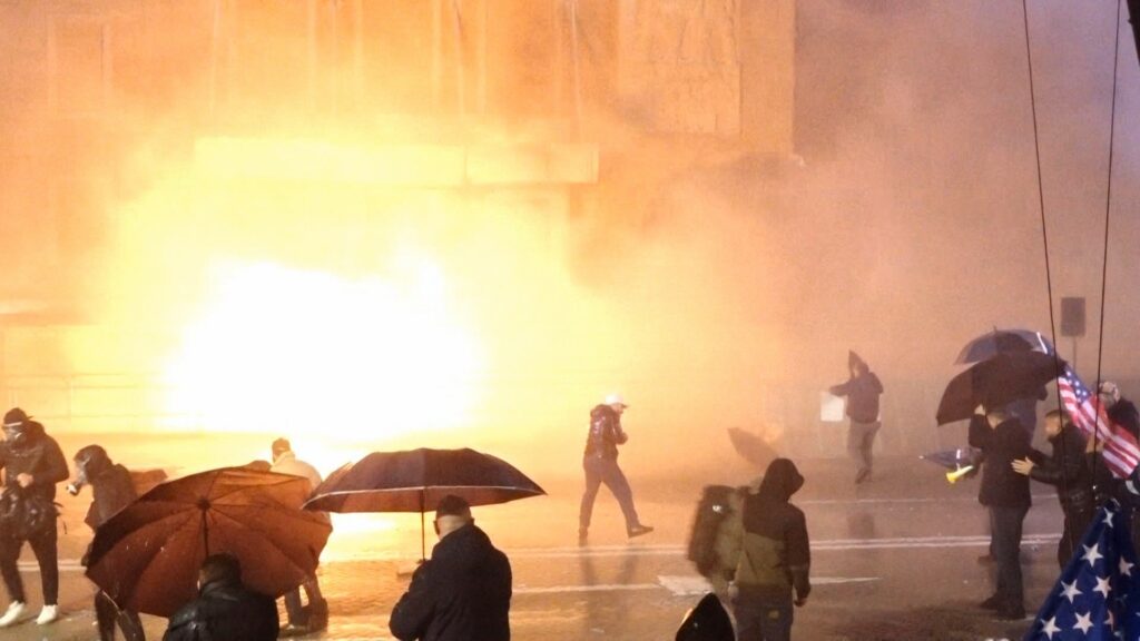 Kryen “akte dhune” gjatë protestës të opozitës, lirohen nga qelia 18 protestues